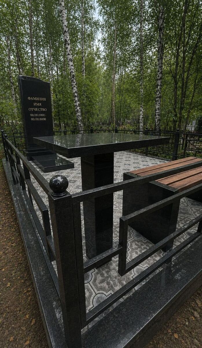 Мемориальный комплекс со скамьей, столом и оградкой среди берез