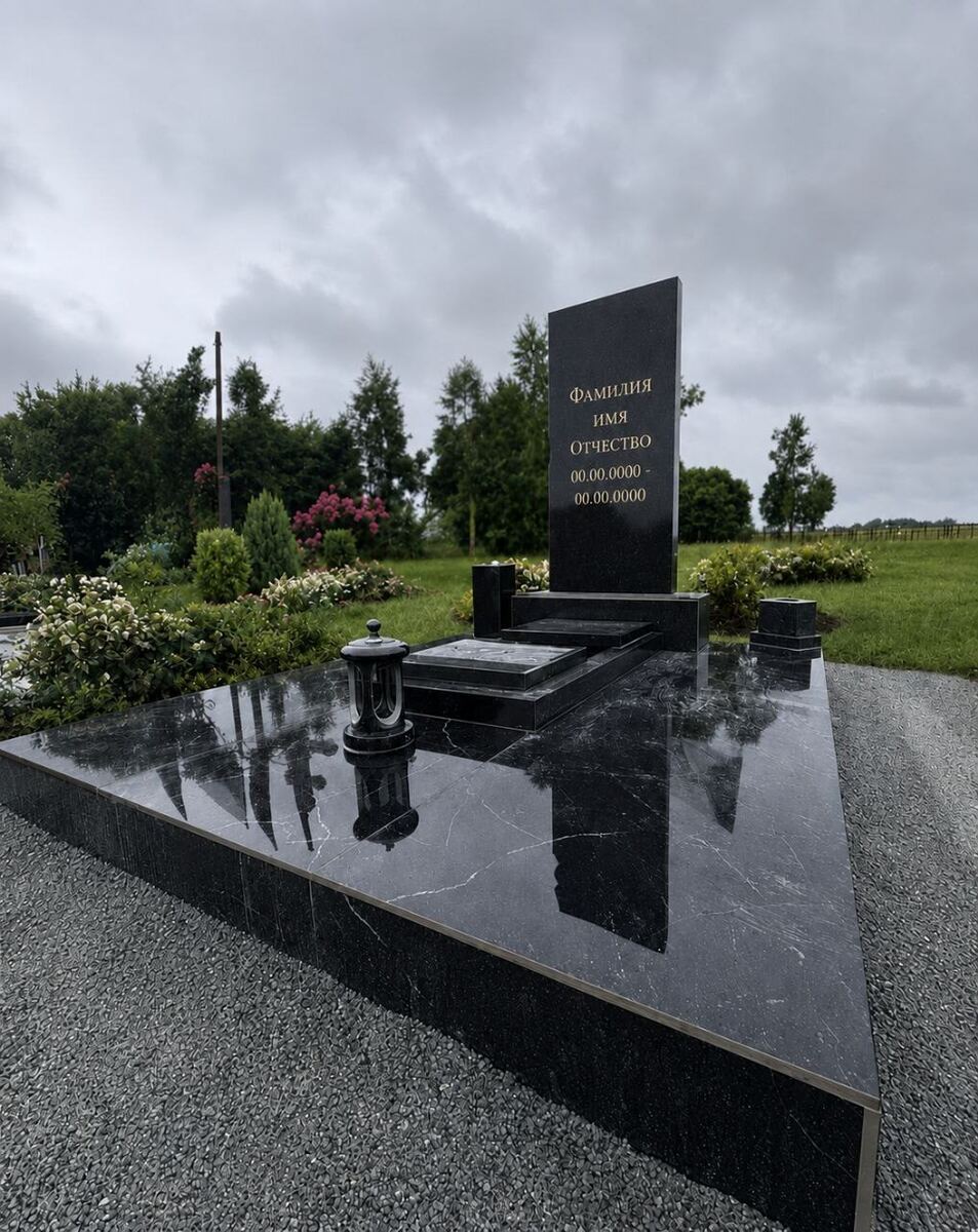 Памятник с гранитной плитой и подсвечником