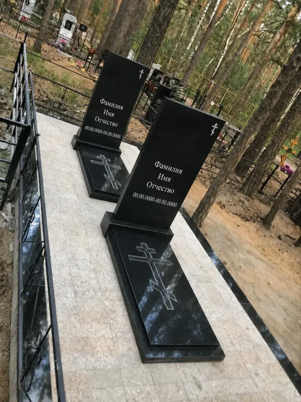 Двойной семейный памятник из черного гранита с резными православными крестами - салон Некрополь, Челябинск